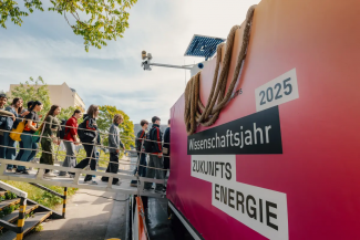 Schüler besteigen die MS Wissenschaft