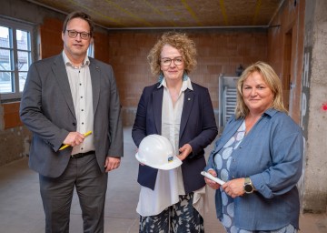 (v.l.n.r.): Abteilungsleiter Peter Neurauter, Wohnbau-Landesrätin Christiane Teschl-Hofmeister und Geschäftsführerin Patricia Grünauer