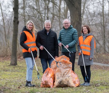 Im Bild von links nach rechts: Antonia Bierleutgeb (die NÖ Umweltverbände), Abgeordneter Anton Kasser (Präsident der NÖ Umweltverbände), LH-Stellvertreter Stephan Pernkopf und Andrea Hausmann (BAWU)