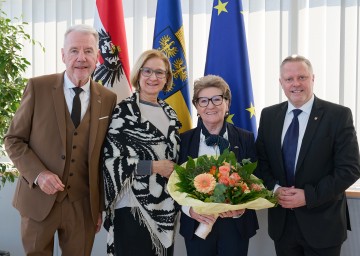 Bei der Angelobung des Bürgermeisters und der Vizebürgermeister von Wiener Neustadt (v.l.n.r.): Bürgermeister Klaus Schneeberger, Landeshauptfrau Johanna Mikl-Leitner, 1. Vizebürgermeisterin Erika Buchinger und 2. Vizebürgermeister Rainer Spenger.