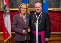 Landeshauptfrau Johanna Mikl-Leitner mit Anton Höslinger, Abt des Stiftes Klosterneuburg.