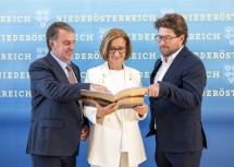 Mit der neuen “Tourismusstrategie Niederösterreich 2030+“ (v.l.n.r.): Wirtschaftskammer NÖ Präsident Wolfgang Ecker, Landeshauptfrau Johanna Mikl-Leitner und Ferdinand Schachner.