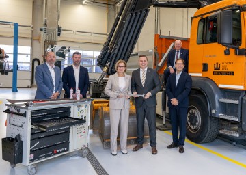 Neues Amtsgebäude und neuer Wirtschaftsfhof: Stadtamtsdirektor Michael Duscher, Totalunternehmer Gernot Fink von der Firma hT-Bau, Landeshauptfrau Johanna Mikl-Leitner, Bürgermeister Christoph Kaufmann, Baudirektor Peter Neubauer und Dietmar Schuster, Referatsleiter Wirtschaftshof. (v.l.n.r.)