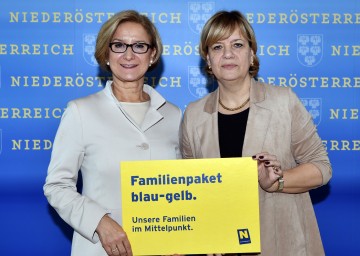 Landeshauptfrau Johanna Mikl-Leitner und Landesrätin Barbara Schwarz präsentierten das „Familienpaket blau-gelb“.