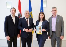 „FAST-Test“ ist entscheidend: NÖGUS-Geschäftsführer Volker Knestel, Landesrat und NÖGUS-Vorsitzender Martin Antauer, Nicole Kordina, Medizinische Leitung Notruf Niederösterreich, und Karl Matz, Leiter der Abteilung für Neurologie am Landesklinikum Baden-Mödling und Beirat der Österreichischen Schlaganfall-Gesellschaft.