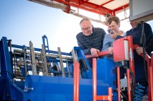 LH-Stellvertreter Stephan Pernkopf mit Andrea Wagner und Michael Popp auf der Sämaschine.