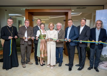 Bei der Eröffnung des neuen Westtraktes im Gartenhotel Pfeffel in Dürnstein (v.l.n.r.): Propst Petrus Stockinger, Bürgermeister Johannes Riesenhuber, Bernhard Schröder (GF Donau NÖ Tourismus), Karoline Pfeffel, Landeshauptfrau Johanna Mikl-Leitner, Leopold Pfeffel, Christian Schachenhofer, Rainer Kuhnle (Generaldirektor Volksbank NÖ) und Architekt Winfried Schmelz.