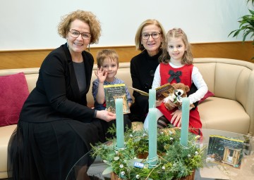 Landesrätin Christiane Teschl-Hofmeister und Landeshauptfrau Johanna Mikl-Leitner mit Kindern des Landhauskindergartens.