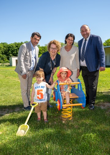 (v.l.n.r.): Landtagsabgeordneter Christian Gepp, Familien-Landesrätin Christiane Teschl-Hofmeister, Leiterin Sabine Hanreich und Bürgermeister Andreas Arbesser mit Robin und Aurora.