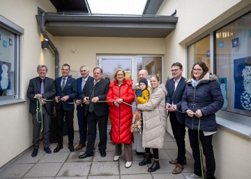 Irnfritz-Messern wächst, Kindergarten-Zubau offiziell eröffnet: Architekt DI Rudolf Schwingenschlögl, Bezirkshauptmann Stefan Grusch, Vizebürgermeister Karl Weiß, Bürgermeister Hermann Gruber, Landeshauptfrau Johanna Mikl-Leitner, Kräuterpfarrer Benedikt Felsinger, Sohn Ben Isak, Mutter Corrina Isak, Abgeordneter Franz Linsbauer und Kindergarten-Leiterin Sabine Hummel (v.l.n.r.)