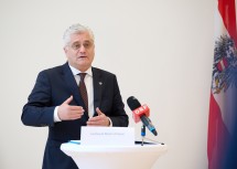 „In Niederösterreich erleiden jedes Jahr rund 4.000 Menschen einen Schlaganfall, etwa die Hälfte davon – also 2.000 – tragen bleibende Schäden davon, viele Folgeschäden wären aber vermeidbar“, betonte Landesrat und NÖGUS-Vorsitzender Martin Antauer.