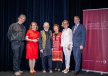 Beim Festakt zum 90. Geburtstag von Komponist Kurt Schwertsik im Kino im Kesselhaus in Krems (v.l.n.r.): Regisseur Herbert Eisenschenk, Viktoria Weber, Vizerektorin Donau Universität Krems, Kurt Schwertsik, Christa Schwertsik, Landeshauptfrau Johanna Mikl-Leitner und Florian Kamleitner, Vizebürgermeister Krems.