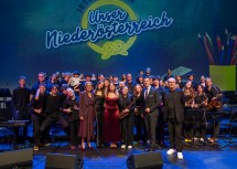 Landeshauptfrau Johanna Mikl-Leitner (vorne li.), Bildungsdirektor Karl Fritthum (2.v.re.) und Bandleiter Christof Gigacher (re.) mit der Big Band des BORG Krems