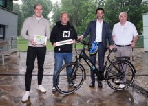 (v.l.n.r.) Johannes Öfferl (Geschäftsführer spusu Sport-GmbH), Michael Niederer (11teamsports), LH-Stellvertreter Udo Landbauer, Michael Freitag (Country CEO und Geschäftsführer Sodexo Service Solutions Austria GmbH).