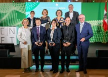 Landeshauptfrau Johanna Mikl-Leitner und LH-Stellvertreter Stephan Pernkopf mit den Anerkennungspreisträgern Dan Alistrah (2. v. l), Michaela Griesser (3. v. l.), Mathias Harzhauser (2. v. r.) und dem Forschungsteam Domestikation, bestehend aus Sarah Marshall-Pescini, Friederike Range, Zsofia Viranyi und Kurt Kotrschal (2. Reihe von links nach rechts).