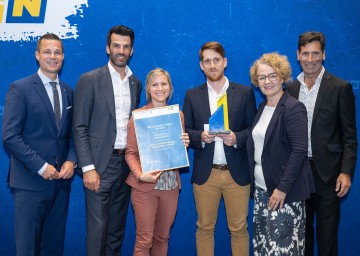 Die VS Lichtenwörth siegte bei der Schulsportgütesiegelverleihung in der Kategorie Volksschulen: Bildungsdirektor Karl Fritthum, LH-Stv. Landbauer, Daniela Alfons, Christoph Ebner, Bildungs-Landesrätin Christiane Teschl-Hofmeister und Fachinspektor Sport Gerhard Angerer (v.l.n.r.)