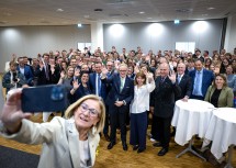 Selfie von Landeshauptfrau Johanna Mikl-Leitner mit allen Anwesenden bei der Willkommensfeier für neue Landesbedienstete in St. Pölten.
