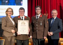 Jubiläumsurkunde an die FF Puch anlässlich ihres 125-jährigen Bestehens überreicht. Im Bild von links nach rechts: Landeshauptfrau Johanna Mikl-Leitner, Peter und Rainer Weissenböck, Bürgermeister Josef Ramharter