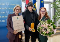LH Mikl-Leitner überreichte das „Goldene Komturkreuz“ des Landes Niederösterreich an Gottfried Helnwein