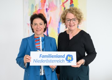 Barbara Trettler, Geschäftsführerin der Familienland Niederösterreich GmbH, und Familien-Landesrätin Christiane Teschl-Hofmeister.