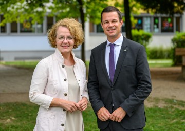 (v.l.n.r.): Bildungslandesrätin Christiane Teschl-Hofmeister und Bildungsdirektor Karl Fritthum 