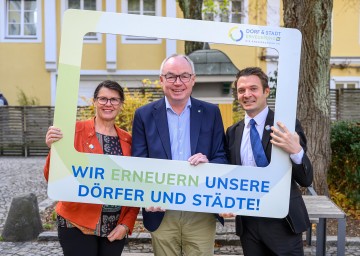 LH-Stellvertreter Stephan Pernkopf mit (li.) Maria Forstner, Obfrau Verein Dorf- und Stadterneuerung, und Martin Ruhrhofer, Geschäftsführer Dorf- und Stadterneuerung.