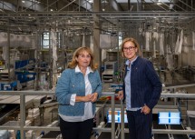 Geschäftsführerin Birgitt Hammerl präsentierte Landeshauptfrau Johanna Mikl-Leitner die energieeffizienteste Wäscherei Europas.