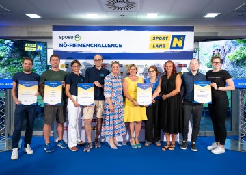 (v.l.n.r.) Florian Grasl, Martin Zlabinger, Stefanie Markut, Sebastian Drach, LR Susanne Rosenkranz, Beatrix Prinz, Viktoria Mester, Regina Wiesinger, Zoltan Hajduk, Elke Reindl