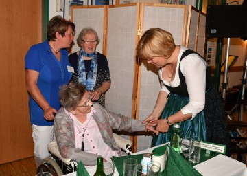 Landesrätin Barbara Schwarz gratulierte Bewohnerin Aloisia Karlhuber zum 110. Geburtstag.
