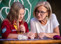 „Die Pfadfinderbewegung verbindet gelebte Tradition mit zeitgemäßer Kinder- und Jugendarbeit“, so die Landeshauptfrau bei ihrem Besuch.