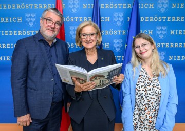Martin Grüneis, Landeshauptfrau Johanna Mikl-Leitner und Petra Göstl bei der Präsentation des Buches.