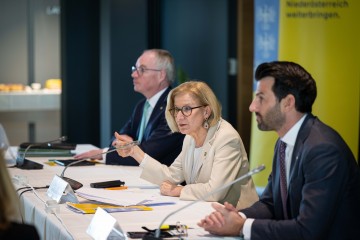 Regierungsklausur: Landeshauptfrau Johanna Mikl-Leitner (m.) mit LH-Stellvertreter Udo Landbauer (r.) und LH-Stellvertreter Stephan Pernkopf (l.).