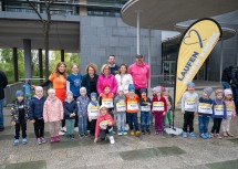 Kindergarten-Leiterin Anita Schuster, Nora Wicke (Abteilung Schulen und Kindergärten), Landesrätin Christiane Teschl-Hofmeister, Landeshauptfrau Johanna Mikl-Leitner, Christoph Reiter-Havlicek (Leiter Abteilung Gebäude- und Liegenschaftsmanagement), Sonja Strauß (Obfrau der Dienststellenpersonalvertretung) und Organisator Christian Kohl (v.l.n.r.) mit Kindergartenkindern.