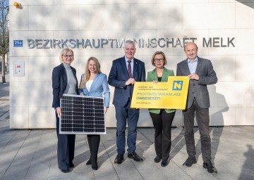 Bürodirektorin Rosa Stattler, Landtagsabgeordnete Silke Dammerer, Landesrat Anton Kasser, Bezirkshauptfrau Daniela Obleser, Abteilungsleiter-Stv. Gebäude- und Liegenschaftsmanagement Karl Dorninger bei der Inbetriebnahme der neuen Photovoltaikanlage der Bezirkshauptmannschaft Melk
