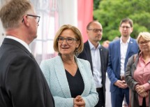 Landeshauptfrau Johanna Mikl-Leitner im Gespräch mit MEWA Deutschland Vorstand Ulrich Schmidt.