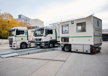 Bernhard Aigner, Leiter der Werkstätte und Dienstkraftfahrzeuge, Georg Hönig, Leiter Abteilung Technische Kraftfahrzeug, Landeshauptfrau Johanna Mikl-Leitner und Christoph Reiter, Leiter der Abteilung Gebäude- und Liegenschaftsmanagement (von links).