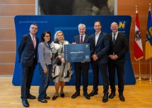 Gemeinsam stärker – UK Krems und LK Melk: der Ärztliche Direktor Leopold Wanderer vom LK, die Ärztliche Direktorin Andrea Zauner-Dungl vom UK Krems, Elisabeth Bräutigam, Vorständin der NÖ Landesgesundheitsagentur, Landesrat Anton Kasser, Martin Kaiser, Geschäftsführer Gesundheit Mostviertel GmbH, und Franz Laback, Geschäftsführer Gesundheit Region Mitte GmbH (v.l.n.r.)