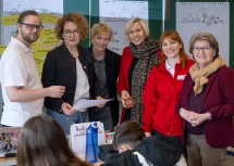 (v.l.n.r.): Andreas Enenkel (Jugend Rotkreuz NÖ), Bildungs-Landesrätin Christiane Teschl-Hofmeister, Schulleiterin Claudia Schlager (Europa Mittelschule Wr. Neustadt), Schulqualitätsmanagerin Silvia Stögerer, Jacqueline Birkner (Jugend Rotkreuz NÖ) und Vizebürgermeisterin Erika Buchinger.