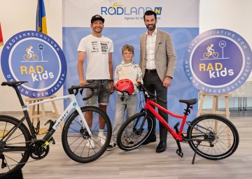 Neue Initiative „Radkids“: Ultra-Cyclist und „Race across America“-Sieger Philipp Kaider, Schüler Magnus und LH-Stellvertreter und Verkehrs-Landesrat Udo Landbauer.