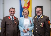 Landeshauptfrau Johanna Mikl-Leitner mit (re.) dem Kommandanten der Freiwilligen Feuerwehr Hadres-Untermarkersdorf, Matthias Widl, und (li.) seinem Stellvertreter Mario Lachmann.

