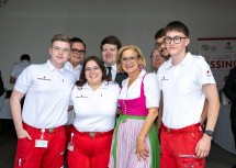 Landeshauptfrau Johanna Mikl-Leitner mit den Kolleginnen und Kollegen vom Roten Kreuz Gmünd, die sich schon auf ihre neue Bezirksstelle freuen.