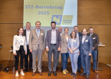 LH-Stellvertreter Udo Landbauer und Straßenbaudirektor Josef Decker beim Gruppenfoto mit den Vortragenden beim Betriebstag. 