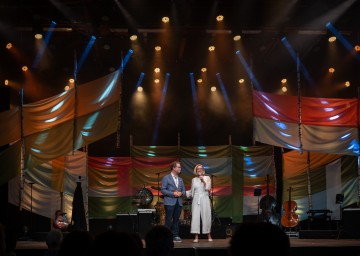 Landeshauptfrau Johanna Mikl-Leitner mit Zeno Stanek bei der Eröffnung des 20.<br />
Schrammel.Klang.Festival