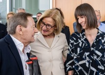 Landeshauptfrau Johanna Mikl-Leitner im Gespräch mit Wolfgang Ambros und Christina Stürmer.