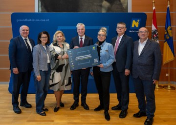 Informierten über das Zusammenwachsen der Klinikstandorte in Niederösterreich: der Kaufmännische Direktor Andreas Mikl vom UK Tulln, die Ärztliche Direktorin Andrea Zauner-Dungl vom UK Krems, Elisabeth Bräutigam, Vorständin der NÖ Landesgesundheitsagentur, Landesrat Anton Kasser, die Pflegedirektorin Christa Grosz vom UK Wr. Neustadt-Hochegg, der Ärztliche Direktor Leopold Wanderer vom LK Melk und der Ärztliche Direktor Rainer Ernstberger vom LK Korneuburg-Stockerau-Hollabrunn (v.l.n.r.)