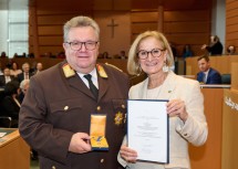 Landeshauptfrau Johanna Mikl-Leitner verlieh Gruppeninspektor i.R. Landesfeuerwehrrat Anton Weiss, Kommandant a.D. der FF Kaumberg, Bezirksfeuerwehrkommandant Bez. Lilienfeld und Feuerwehrviertelsvertreter des Mostviertels, das „Goldene Ehrenzeichen für Verdienste um das Bundesland Niederösterreich“.