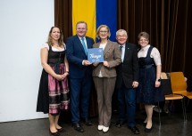 Im Bild von links nach rechts: Amtsleiterin Silke-Maria Hauer, Bürgermeister Eduard Köck, Landeshauptfrau Johanna Mikl-Leitner, Vizebürgermeister Franz Strohmer und Patricia Weber vom Gemeindeamt mit dem neuen Heimatbuch