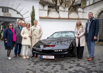 Gruppenfoto mit K.I.T.T.: Kaufmännische Geschäftsführerin Gabriele Langer, Hermann Dikowitsch, Leiter der Abteilung Kunst und Kultur des Landes Niederösterreich, Landeshauptfrau Johanna Mikl-Leitner, Operativer Geschäftsführer Erwin Klissenbauer, Landtagsabgeordnete Silke Dammerer und Bürgermeister Martin Berger (v.l.n.r.)