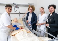 LR Teschl-Hofmeister besucht Gesundheits- und Krankenpflegeschule Tulln