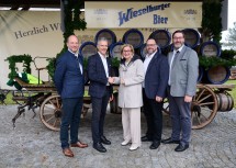 Vorstandsvorsitzender Hans Böhm, Braumeister Christian Huber, Landeshauptfrau Johanna Mikl-Leitner, Stadtrat Patrick Moser-Mangeng und Bürgermeister Franz Rafetzeder vor dem Bierwagen.